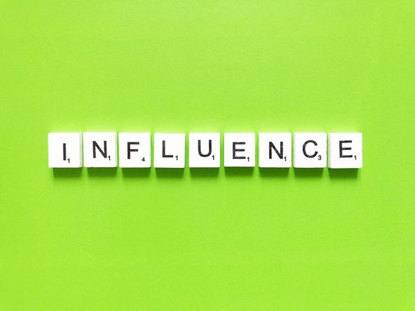 How to develop an effective influencer marketing strategy for UK's food and beverage industry?